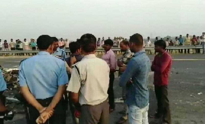 फिलहाल हादसे के बाद से अभी भी मौके पर अधिकारियों और आसपास के गांव के लोगों की भीड़ लगी हुई है।