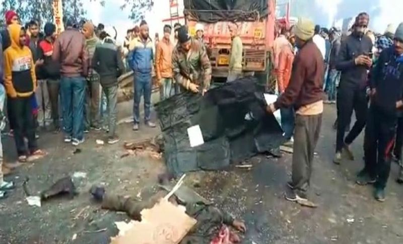 हादसे के बाद सीएम योगी ने किया यह ऐलान
घटना की जानकारी मिलते ही उत्तर प्रदेश के मुख्यमंत्री योगी आदित्यनाथ ने मृतकों के परिजनों को 2-2 लाख रुपए और घायलों को 50-50 हजार रुपये का मुआवजा देने की घोषणा की है। साथ ही अधिकारियों को निर्देश दिया है कि घायलों को पर्याप्त चिकित्सा उपलब्ध कराई जाए।
