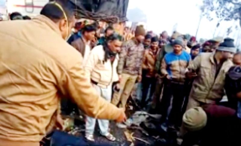 मरने वाले लोग एक इलाके के रहने वाले
बताया जा रहा है कि निजी बस बिलारी से मुरादाबाद आ रही थी, इसी दौरान आगरा हाईवे पर नानपुर गांव के सामने वह ट्रक से टकरा गई। मृतकों में से अधिकांश बिलारी थाना क्षेत्र के लोग बताए जा रहे हैं। पुलिस मृत लोगों की पहचान करने में जुटी हुई है।