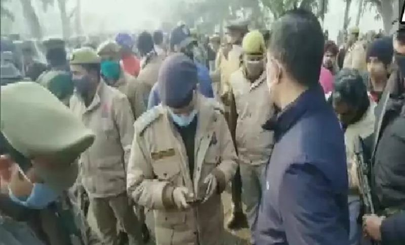 मुख्यमंत्री योगी आदित्यनाथ के आदेश के बाद जिला अधिकारी राकेश कुमार सिंह और एसएसपी प्रभाकर समेत अन्य अधिकारी मौके पर मौजूद हैं। पुलिस अधीक्षक नगर अमित आनंद जिला अस्पताल में घायलों को देखने पहुंचे हुए हैं।