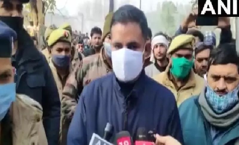 हादसे के बारे में मीडिया को जानकारी देते हुए जिला अधिकारी राकेश कुमार सिंह।