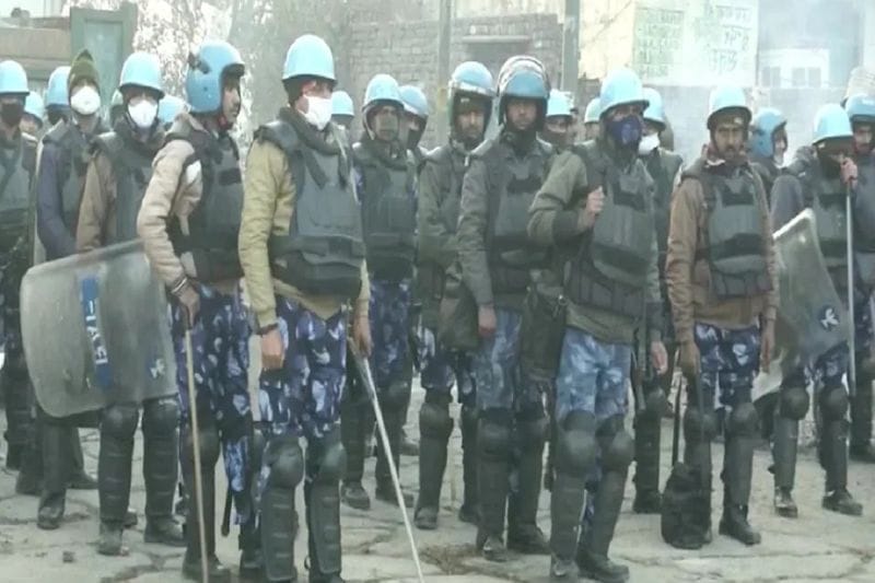दिल्ली से सटे गाजीपुर बॉर्डर और गाजियाबाद को आने वाली एनएच-24 की सड़कें बंद कर दी गई हैं। इससे पहले किसान के प्रदर्शन के मद्देनजर गाजीपुर बॉर्डर के आसपास के इलाकों में इंटरनेट सेवाएं रोक दी गई थीं।