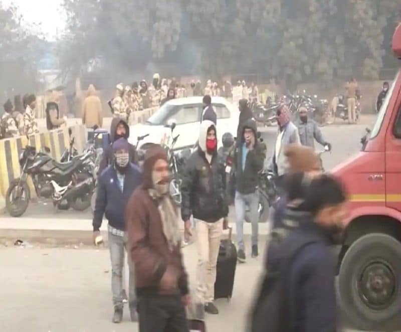 बताते चले कि 41 किसान संगठनों की 72 टीमें हर घर से एक सदस्य को भेजेने की तैयारी की है। कहा जा रहा है कि इसके लिए पटियाला से 700, मोगा से 450, गुरदासपुर से 50 और होशियारपुर के टांडा से 70 किसान एक दिन पहले ही दिल्ली के लिए रवाना हो गए हैं।
