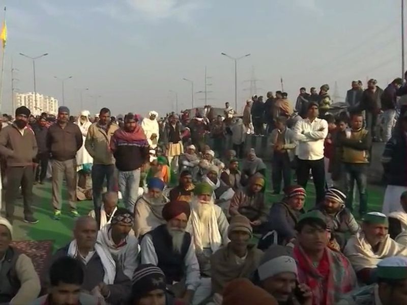 दिल्ली को हरियाणा से जोड़ने वाली सिंघू सीमा पर भारी सुरक्षाकर्मियों की तैनाती की गई है। यहां पर चप्पे-चप्पे पर पुलिस के जवान तैनात हैं। इसके अलावा टिकरी सीमा पर किसानों का विरोध-प्रदर्शन जारी है।