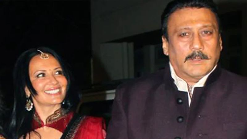 इस मुलाकात के बाद दोनों एक-दूसरे से इस तरह प्रभावित हुए थे कि ये रिश्ता जल्द प्रेम में बदल गया। लेकिन दोनों की लव स्टोरी आसान नहीं रही। जिस वक्त जैकी के दिल-दिमाग पर आयशा थी, उस समय जैकी किसी और को डेट कर रहे थे। उनकी गर्लफ्रेंड अमेरिका गई हुई थीं और वहां से लौटने पर दोनों शादी करने वाले थे। 