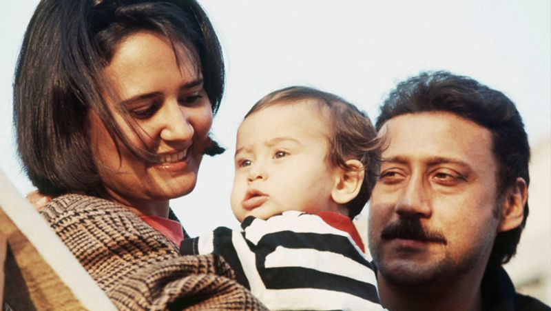 जब दोनों का रिश्ता शादी तक पहुंचा तो आयशा की मां को यह पसंद नहीं आया। उन्हें पसंद नहीं था कि उनकी बेटी ऐसे शख्स से शादी करे जो चॉल में रहता है। हालांकि प्यार की जीत हुई और 5 जून, 1987 को दोनों ने शादी कर ली। शादी के तीन साल बाद टाइगर श्रॉफ का जन्म हुआ। आयशा के आने के बाद जैकी में काफी बदलाव आए।
