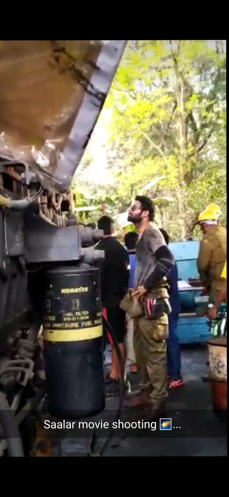 ప్రభాస్ రాకను తెలుసుకున్న అభిమానాలు వేల సంఖ్యలో గోదావరి ఖని చేరుకున్నారు. ఇక ప్రభాస్ లుక్ కి సంబంధించిన ఫోటోలు కూడా బయటికి రావడం జరిగింది.