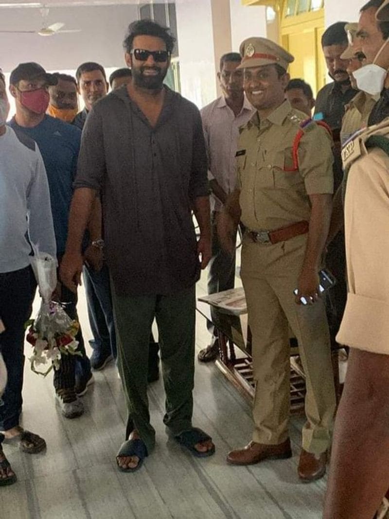 నిన్న రామగుండం విద్యుత్ ప్లాంట్, సింగరేణి బొగ్గుగనులను ప్రభాస్ సందర్శించారు. సలార్ కథలోని కొన్ని కీలక సన్నివేశాలు ఆ ప్రాంతాలతో ముడిపడి ఉన్నట్లు తెలుస్తుంది.