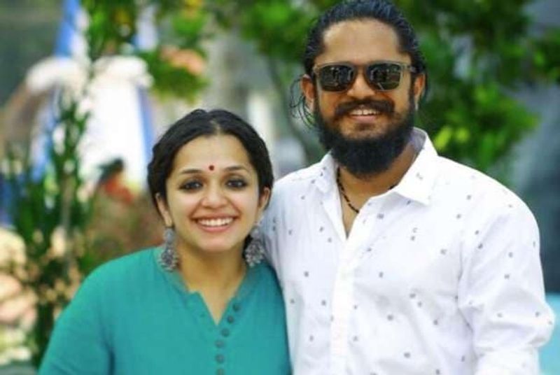 நீ - நா என்கிற மலையாள படத்தில் இருவரும் இணைந்து பணியாற்றியபோது, இருவருக்கும் இடையே காதல் மலர்ந்தது. பின்னர் இருவரும் பெற்றோர் சம்மதத்துடன் திருமணமும் செய்து கொண்டனர்.