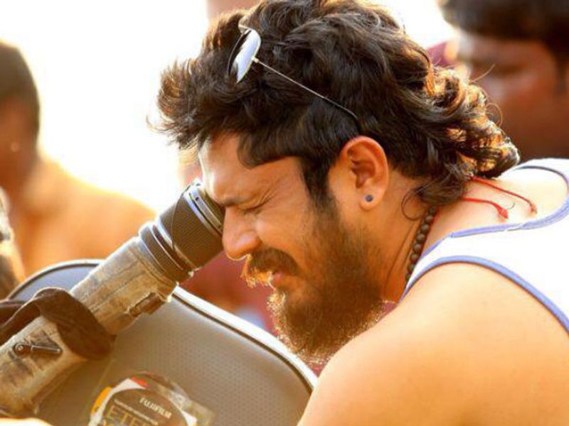 நடிகர் தனுஷின், 'எனை நோக்கி பாயும் தோட்டா', படத்தை ஒளிப்பதிவு செய்துள்ள இவர், தற்போது இந்தி திரைப்படமான சர்க்கஸ் என்ற திரைப் படத்திற்கு ஒளிப்பதிவாளராக பணிபுரிந்து கொண்டிருக்கிறார் என்பது குறிப்பிடத்தக்கது.