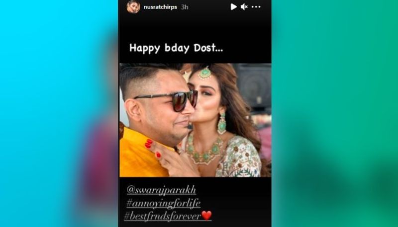দূরত্ব বজায় রেখে ফ্লাইং কিসও করেছেন নুসরত। পুরনো এই ছবিটি নিজের ইনস্টাগ্রামে শেয়ার করেছেন তিনি।