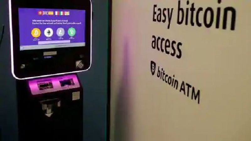 बिटकॉइन (Bitcoin) एक तरह की वर्चुअल करंसी है। हाल के दिनों में इसकी कीमत में काफी बढ़ोत्तरी हुई है। इस वजह से काफी लोग इसमें निवेश करने लगे हैं। कुछ समय पहले इसकी कीमत में कमी आई थी, लेकिन इसमें निवेश पर फिर भी बहुत ज्यादा मुनाफा है। इसका डॉलर या रुपए की तरह किसी भी तरह के लेन-देन के लिए इस्तेमाल किया जा सकता है। दुनिया भर में इसका इस्तेमाल तेजी से बढ़ रहा है। (फाइल फोटो)