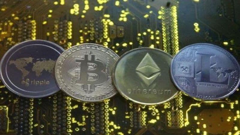 अमेरिकी कंपनी पेपाल (PayPal) ने अपने प्लेटफॉर्म पर बिटकॉइन के जरिए लेन-देन को मंजूरी दे दी है। पेपाल (PayPal) के जरिए किसी भी तरह के ट्रांजैक्शन के लिए बिटकॉइन में भुगतान किया जा सकता है। इससे तेजी से इस वर्चुअल करंसी में ट्रांजैक्शन के साथ इन्वेस्टमेंट भी बढ़ा है। (फाइल फोटो)