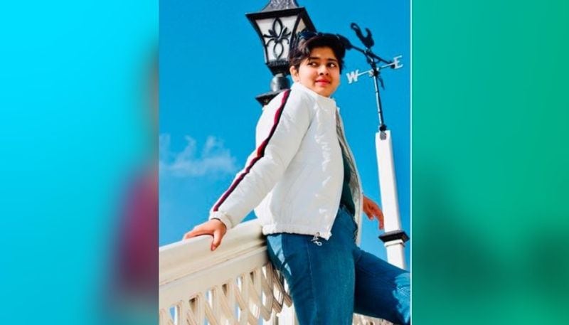 পরণে কেবল এই জিনসগুলিই। তাতেই যেন রূপ ঠিকরে পড়ছে দিতিপ্রিয়ার। তাঁকে এমন রূপেই দেখতে অভ্যস্ত ভক্তরা।