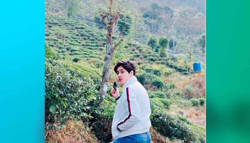 দার্জিলিংয়ের চা বাগানে দাঁড়িয়ে একের পর এক ক্যানডিড ছবি তুলে গিয়েছেন তিনি। সাদা জ্যাকেট ও ডেনিম জিনস।