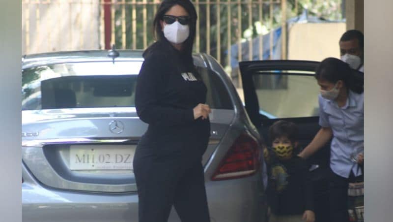 मम्मी करीना के साथ कार से उतरते ही तैमूर कैमरामैन को टकटकी लगाए देखने लगा। फिर जैसे ही मम्मी ने हाथ हिलाया तो तैमूर भी फोटोग्राफर्स को देखकर हाथ हिलाने लगा।