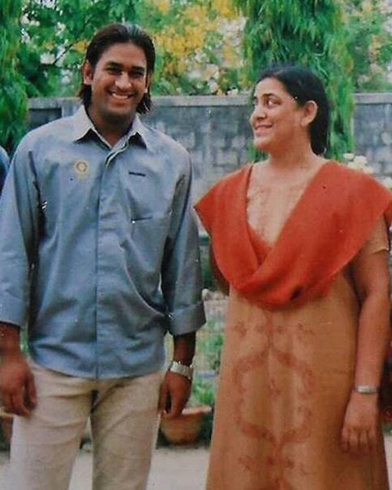 లాంగ్ హెయిర్తో ఎంట్రీ ఇచ్చిన మహేంద్ర సింగ్ ధోనీ, అనేక రకాల హెయిర్ స్టైల్స్, బియర్డ్ స్టైల్స్తో ఓ ఫ్యాషన్ ఐకాన్గా మారిపోయాడు...
