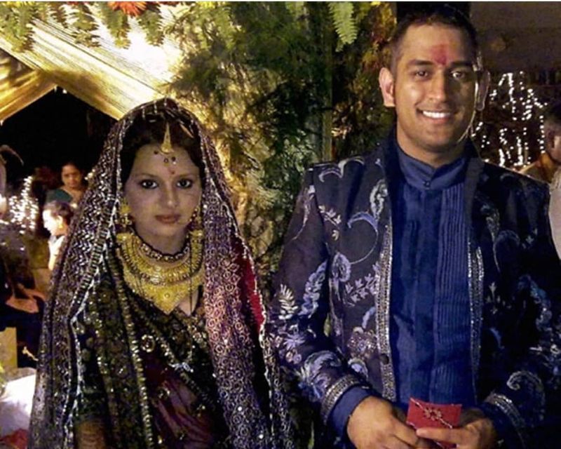 ১১ বছর আগে আজকের দিনেই মহেন্দ্র সিংহ ধোনি ও সাক্ষী সিংহ রাওয়াতের বিয়ে হয়েছিল। অত্যন্ত গোপনীয়তার সঙ্গে বিয়ে করেছিলেন সেই সময়ের ভারত অধিনায়ক।