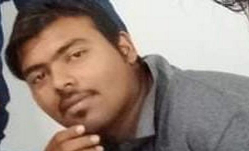 आरोपी ने सौरभ ने पुलिस को पूछताछ में बताया कि प्रिया पीछले तीन-चार दिन से कह रही थी कि वह पति को छोड़ रही है। फिर अपन दोनों साथ में जिंदगीभर रहेंगे। लेकिन इसी दौरान मैंने उसके पति के पति के स्टेटस पर प्रिया के साथ किसिंग वाले फोटो देखा तो मुझे गु्स्सा आ गया। बस फिर क्या था मैं अपने आप पर कंट्रोल नहीं कर पाया और उसको मिलने के लिए बुला लिया। दोनों के बीच पति को छोड़ने और स्टेटस को लेकर विवाद होने लगा। वह कहने लगी कि मैं पति को तो छोड़ दूंगी लेकिन बेटी को नहीं। इसी बात पर मैंने उसकी हत्या कर दी।
