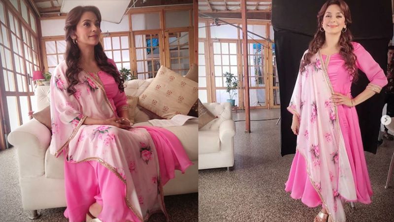 घर के अंदर जूही ने बड़े-बड़े सोफा सेट लगा रखे हैं। घर में लगे पर्दों और सोफों का कलर कॉम्बिनेशन भी देखने लायक है।