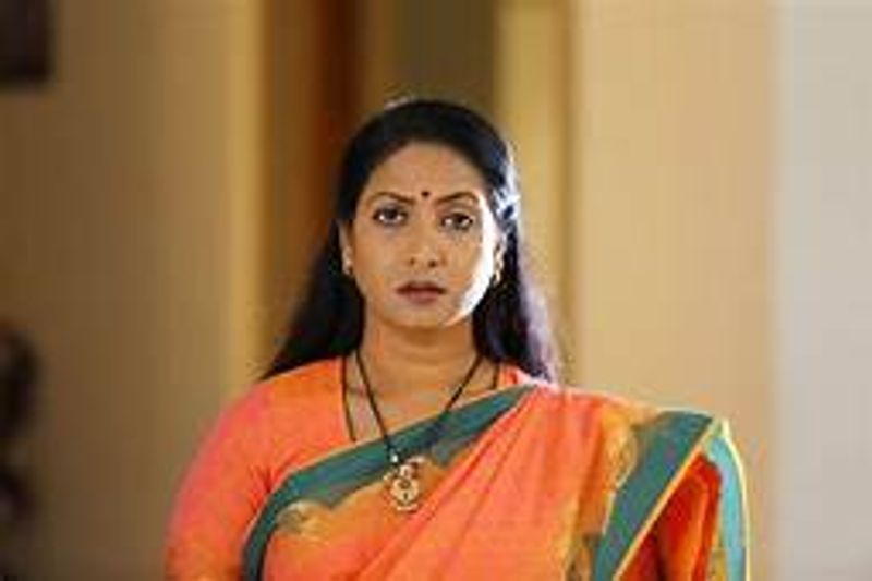 தமிழில் கடந்த 1990 ஆம் ஆண்டு வெளியான, 'புதிய காற்று' திரைப்படம் மூலம் திரையுலகில் அறிமுகமானவர் ஆமனி. இதை தொடர்ந்து, 'ஒன்னும் தெரியாத பாப்பா', 'தங்கமான தங்கச்சி', 'இதுதாண்டா சட்டம்', 'முதல் சீதனம் உள்ளிட்ட பல படங்களில் நடித்து பிரபலமானார்.