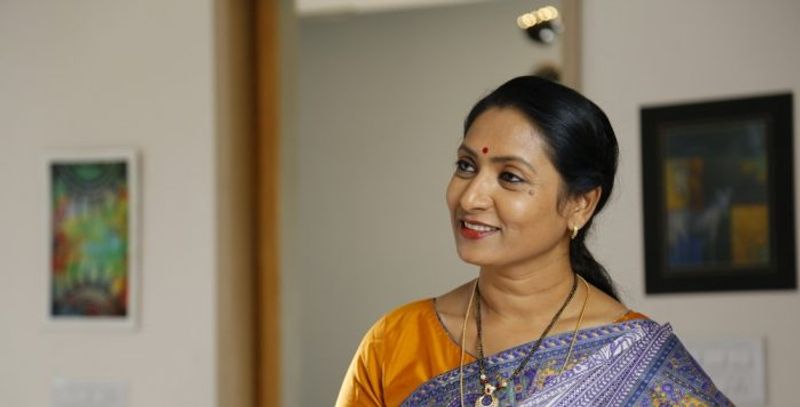 தமிழை தவிர, தெலுங்கு திரையுலகிலும் முன்னணி நடிகர்களுக்கு ஜோடியாக நடித்தவர் ஆமனி.