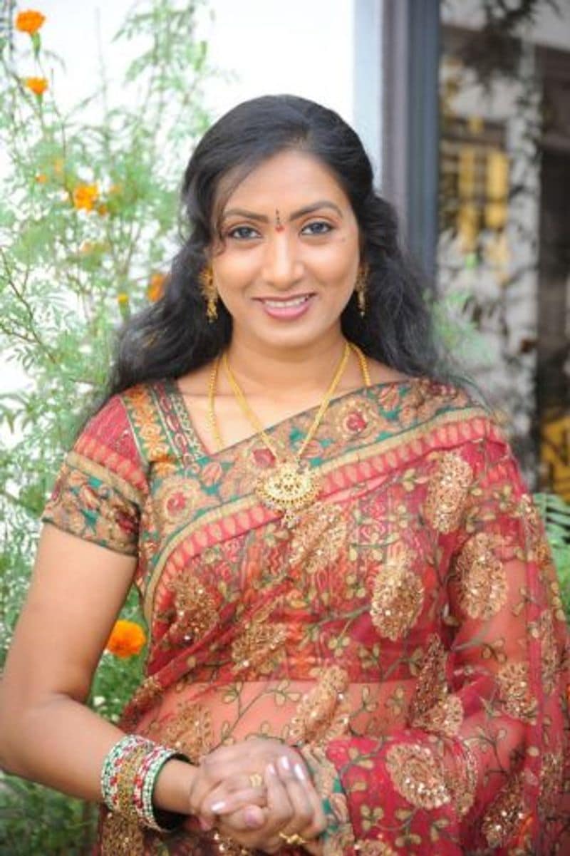 இதை தொடர்ந்து படக்குழுவினர் இவரை, அருகில் உள்ள தனியார் மருத்துவமனையில் அனுமதித்தனர். இவரை பரிசோதனை செய்த மருத்துவர்கள்... சாதாரண நெஞ்சுவலிதான் என கூறியபின்னரே படக்குழுவினர் நிம்மதி அடைந்தனர்.