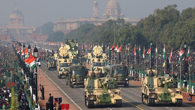 भारत तीसरे नंबर पर
भारत के पास दुनिया की सबसे बड़ी ग्राउंड आर्मी है। भारत में 14 लाख जवान हैं। लेकिन रक्षा बजट के मामले में भारत का स्थान तीसरा है। भारत ने 2019 में अपने रक्षा बजट के लिए 71.1 अरब डॉलर खर्च किए थे। दुनिया के कुल बजट में यह 3.7 फीसदी है।

