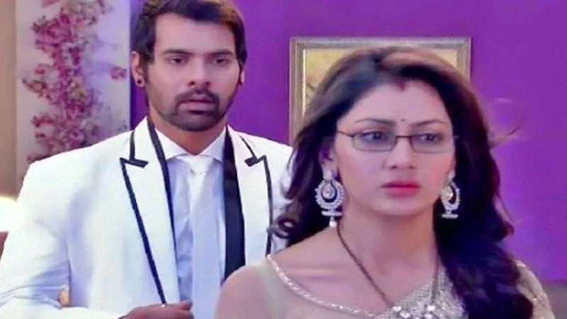 नंबर 5 - कुमकुम भाग्य
कुछ हफ्ते पहले यह शो टॉप-5 से बाहर हो गया था और इसकी जगह तारक मेहता का उल्टा चश्मा ने ले ली थी। हालांकि इस हफ्ते इसने वापसी की है। इस बार शो को 6288 इम्प्रेशन मिले हैं। शो में इन दिनों अभि और प्रज्ञा की कहानी दिखाई जा रही है। दोनों की रोमांटिक केमिस्ट्री एक बार फिर दर्शकों को इम्प्रेस करने में कामयाब हुई है। 