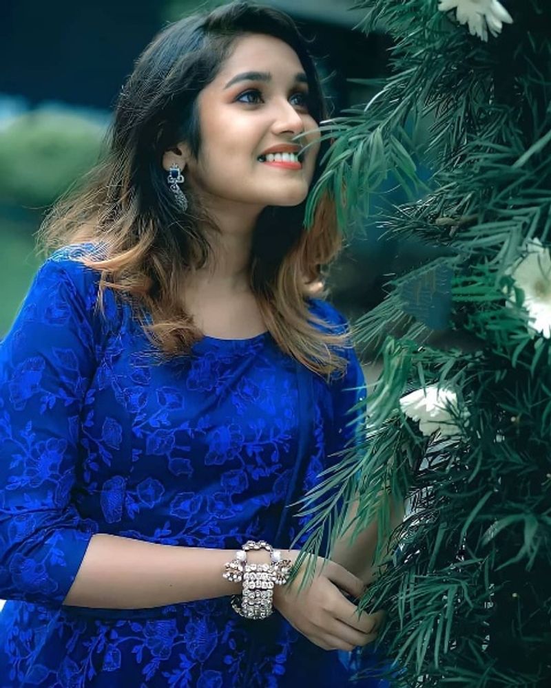 அவ்வப்போது இடை தெரிய உடை அணிந்து அதிர்ச்சி கொடுக்கும் அனிகா, அழகு பதுமையாய் வயசுக்கு ஏற்ற உடைகளிலும் மிளிருவது உண்டு. அப்படிப்பட்ட புகைப்படங்கள் வழக்கத்தை விட அதிகமாகவே தாறுமாறு வைரலாகும். 