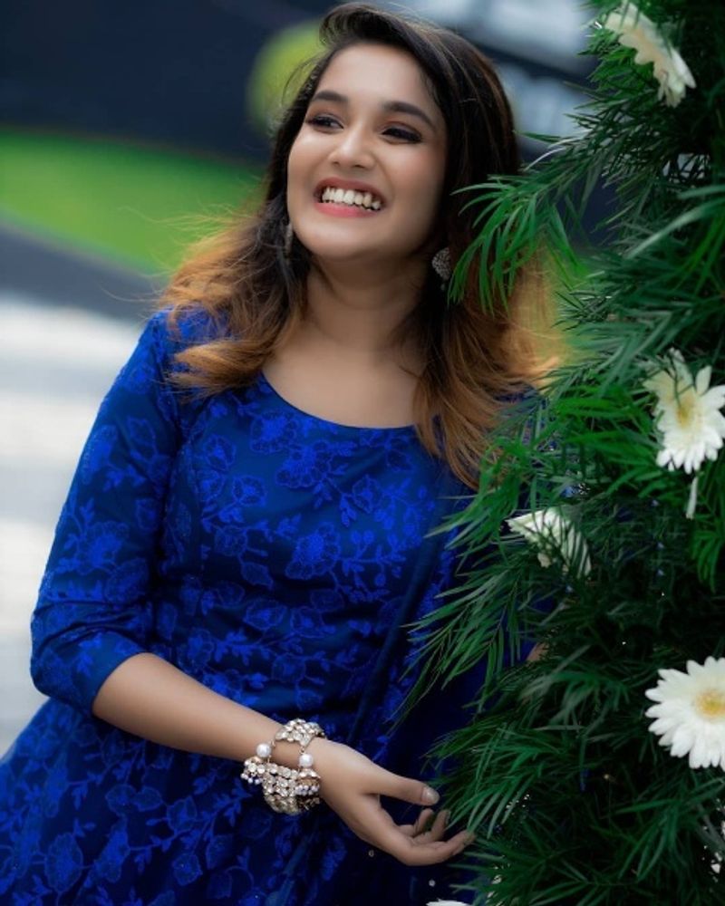 குழந்தை நட்சத்திரமாக இருந்த அனிகா சுரேந்திரன் இப்பொது வளர்ந்து முழுநேர கதாநாயகி அவதாரம் எடுக்க தயாராகி வருகிறார்.