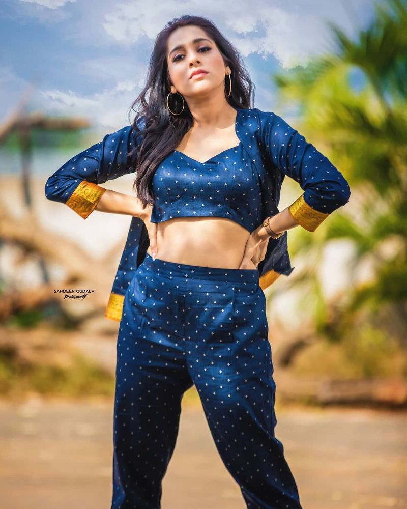 ఒకప్పుడు హీరోయిన్ గా వరుస ఆఫర్స్ అందుకున్న రష్మీ కొంచెం నెమ్మదించారు. రష్మీ నటించిన ఒక్క సినిమా కూడా మంచి విజయం అందుకోకపోవడమే దీనికి కారణం.
