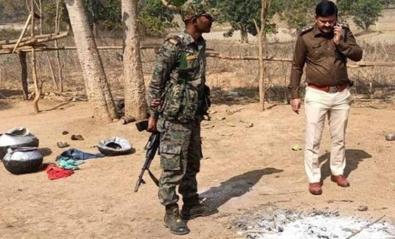 घटना की जानकारी आज सुबह जब गांववालों को पता चली तो उन्होंने उसे पकड़कर पुलिस के हवाले कर दिया। बताया जाता है कि आरोपी इस घटना के बाद भागने की फिराक में था, लेकिन एन वक्त पर उसकी भाभी ने उसे देख लिया। जिसके बाद उसने शोर मचाया और गांव वाले वहां जमा हो गए। ग्रामीणों ने पवन को पहले तो जमकर पीटा फिर रस्सी से बांधकर रखा।