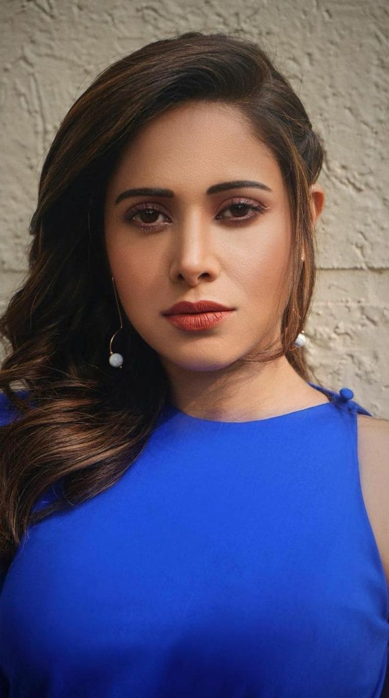 The royal blue high slit dress with square neckline is simple yet classy and our current favourite. Wavy curls left loose, minimalistic gold jewellery and nude makeup accentuate her look. 