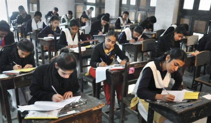 राजस्थान
राजस्थान में अभी भी नए केस आ रहे हैं। लेकिन इसके बाद भी वो परीक्षा कराने के पक्ष में है। हालांकि छात्रों की सुरक्षा पर विशेष फोकस है। 