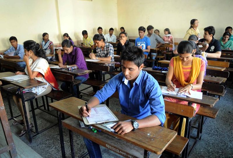 UPSC के पुराने पेपर सॉल्प करें
UPSC की तैयारी के समय पिछले चार-पांच साल के प्रश्न-पत्र देखें इनसे बहुत लाभ मिलता है। UPSC के पुराने प्रीलिम्स पेपर्स सॉल्व करें, मॉक टेस्ट दें। इससे आपकी मेमोरी शॉर्प होगी। कई बार तो प्रश्न रिपीट भी हो जाते हैं। अगर आप लकी हुए और ऐसा हो गया तो बहुत लाभ मिलेगा क्योंकि इस परीक्षा में एक-एक अंक महत्वपूर्ण है।