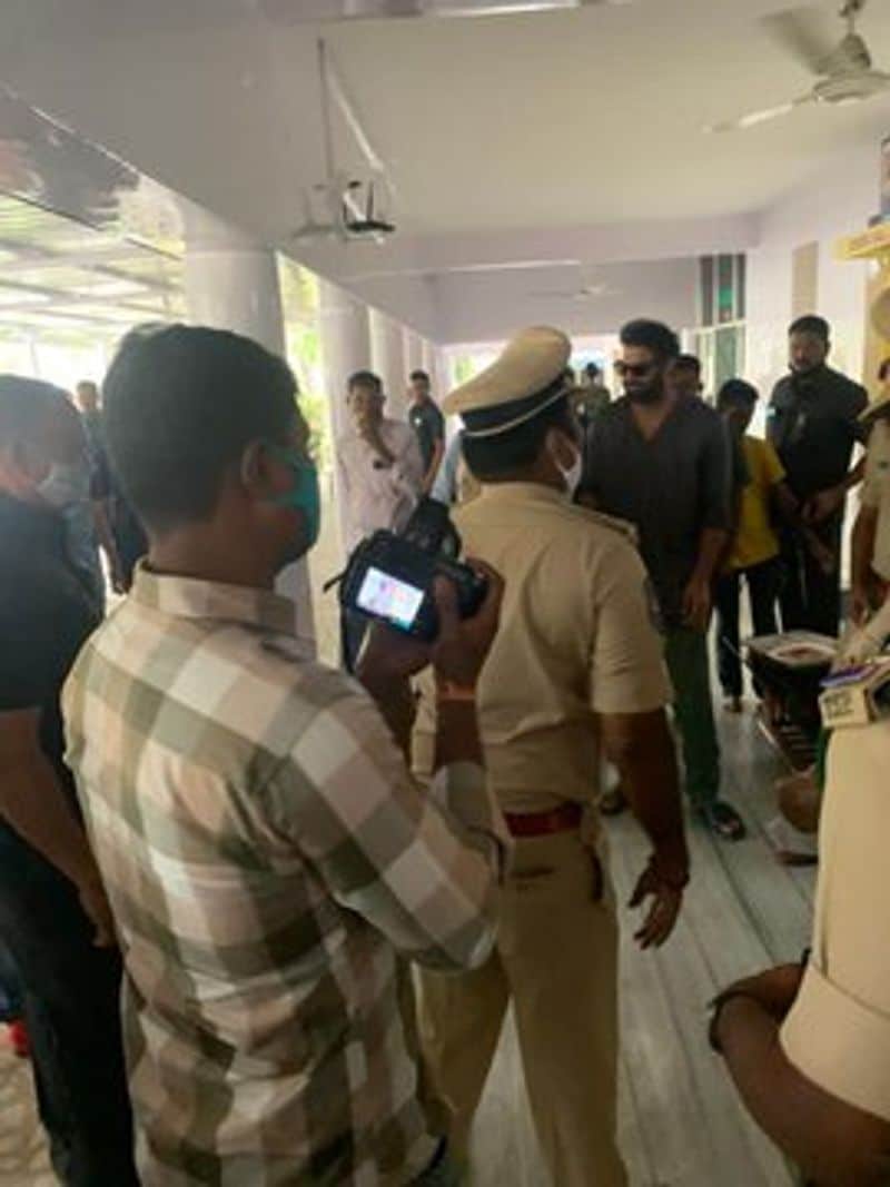 ప్రభాస్ సీపీ కార్యాలయానికి రావడంతో ఆయనను చూసేందుకు అభిమానులు పెద్ద ఎత్తున అక్కడకు చేరుకున్నారు. ఈ సినిమా పై ప్రేక్షకులలో అంచనాలు భారీగా నెలకొన్నాయి. హోంబలే ఫిలింస్ బ్యానర్పై విజయ్ కిరంగందూరు నిర్మాణంలో రూపొందుతోంది.