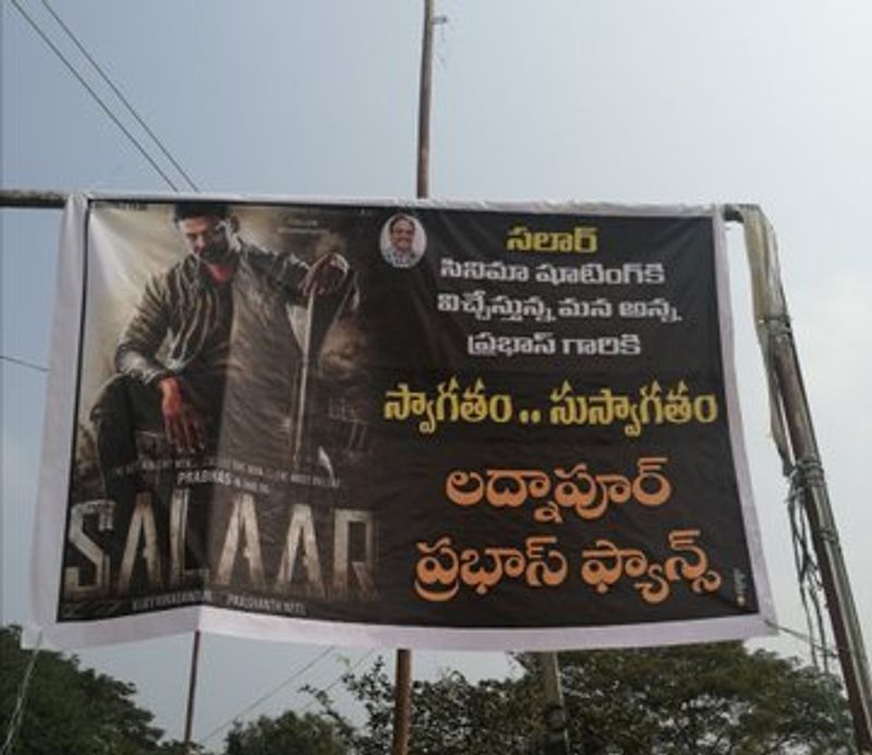 ఇక గోదావరిఖనిలోని సింగరేణి ఇల్లెందు గెస్ట్ హౌస్ లో బస చేసిన ప్రభాస్ను రామగుండం సీపీ సత్యనారాయణ మర్యాదపూర్వకంగా కలిశారు. అక్కడి నుంచి నేరుగా పోలీసులు, బౌన్సర్ల బందోబస్తు మధ్య గోదావరిఖని చౌరస్తా, ఫైవింక్లైయిన్కాలనీ మీదుగా ప్రత్యేక వాహన శ్రేణిలో రామగిరి మండలం సెంటినరీకాలనీలోని సింగరేణి ఆర్జీ-3లోని రెండో ఉపరితల గని(ఓసీపీ-2)కు దర్శకుడు ప్రశాంత్నీల్, చిత్ర యూనిట్ తో కలిసి చేరుకున్నారు.