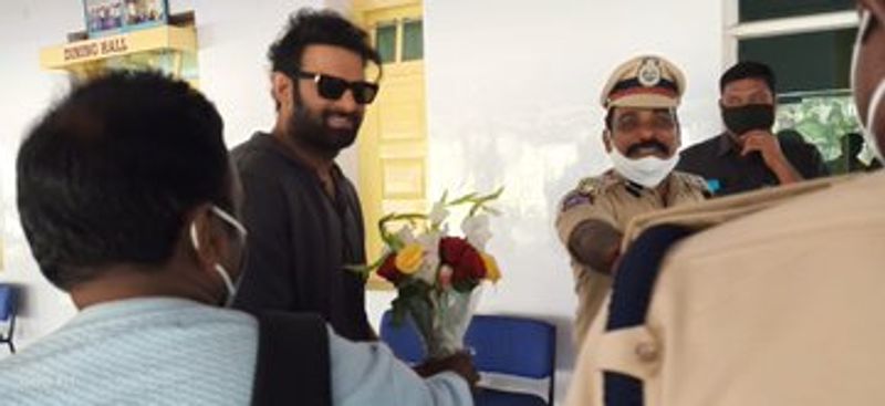 ప్రభాస్ మెకానిక్ గెటప్లో మాస్లుక్తో డంపర్లున్న వర్క్షాప్ నుంచి ద్విచక్రవాహనంపై వేగంగా వెళ్తున్న యాక్షన్ ఛేజింగ్ సన్నివేశాలను ప్రశాంత్నీల్ షూట్ చేసారు. అనంతరం ప్రభాస్ గోదావరిఖనిలోని ఇల్లెందు గెస్ట్ హౌస్ కు చేరుకున్నారు.