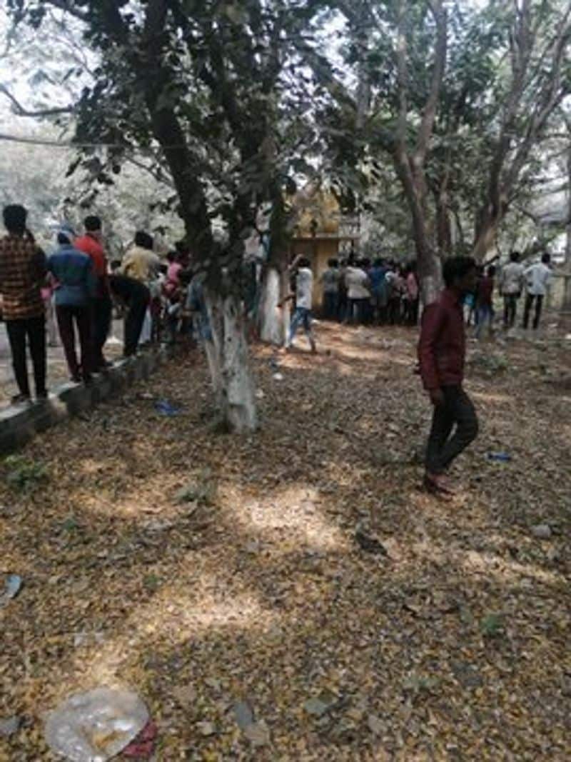 Salaarఈ మూవీకి సినిమాటోగ్రఫీ భువన్ గౌడ, సంగీతం రవి బస్రూర్ అందిస్తున్నారు. ఈ మూవీలో ప్రభాస్ మాఫియా లీడర్ గా కనిపించనున్నాడని ఫిలింనగర్లో టాక్ వినిపిస్తుంది.