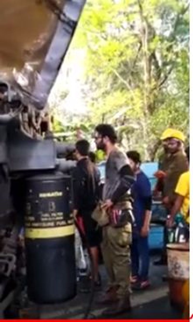 ఇక ప్రభాస్ ఇంట్రడక్షన్ సీన్ ఇంతవరకు ఏ హీరోకు లేని విధంగా డిజైన్ చేస్తున్నాడట ప్రశాంత్ నీల్. ఇక ఈ సినిమాలో ప్రభాస్ సరసన హీరోయిన్ గా శృతిహాసన్ నటిస్తోంది.