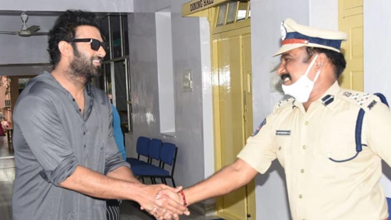 ఈ చిత్రాన్ని దసరాకు రిలీజ్ చెయ్యాలనేది దర్శక,నిర్మాతల ఆలోచనగా తెలుస్తోంది. ఈ మేరకు షెడ్యూల్ ని ప్లాన్ చేసినట్లు చెప్తున్నారు. భారీ చిత్రమైనా చక్కటి ప్లానింగ్ తో స్పీడుగా ఈ సినిమాని ఫినిష్ చేయాలనేది డైరక్టర్ ప్రశాంత్ నీల్ ..ప్రభాస్ కు ఇచ్చిన మాట అని తెలుస్తోంది.