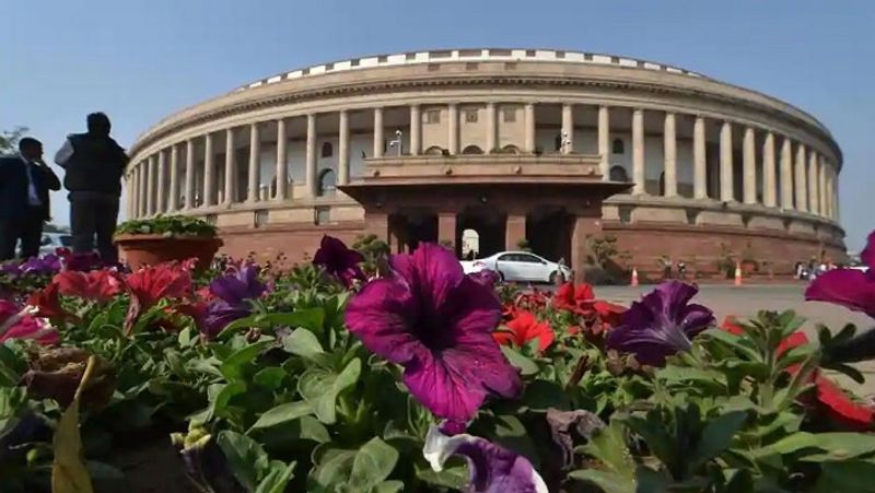 नेशनल पेंशन सिस्टम (NPS) के तहत किए गए निवेश पर धारा-80CCD (1B) के तहत 50,000 रुपए की अलग से छूट मिलती है। इस वजह से लोग लाइफ इन्श्योरेंस की जगह एनपीएस में निवेश करना ज्यादा पसंद करते हैं। ऐसी उम्मीद की जा रही है कि धारा-80CCD (1B) के तहत पेंशन प्लान्स पर भी छूट दी जाएगी। (फाइल फोटो)