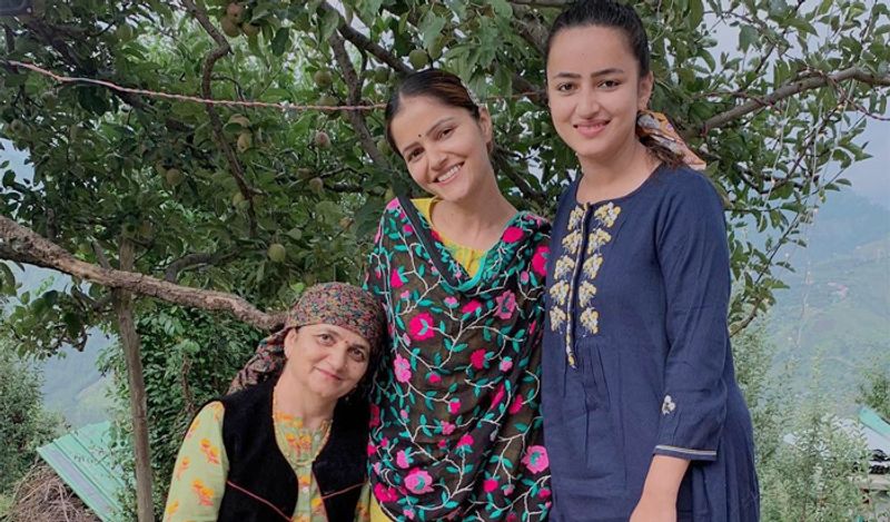 वहीं, ज्योतिका दिलैक ने ट्विटर पर सलमान के खिलाफ गुस्सा निकाला और नाराजगी जताई कि वो राखी की हरकतों को एंटरटेनमेंट बता रहे हैं। ज्योतिका ने लिखा कि 'अगर राखी एंटरटेनर है, उसका सबसे ज्यादा फायदा किसे है? ये कल के एपिसोड का सवाल था। अब उनका सवाल है कि क्या रुबीना एंटरटेनिंग नहीं है? उसका सबसे ज्यादा फायदा किसे है? किस तरह का एंटरटेनमेंट देखना चाहते हैं आप? निक्की करे तो बदतमीजी और राखी कुछ भी करे तो वो एंटरटेनमेंट?'