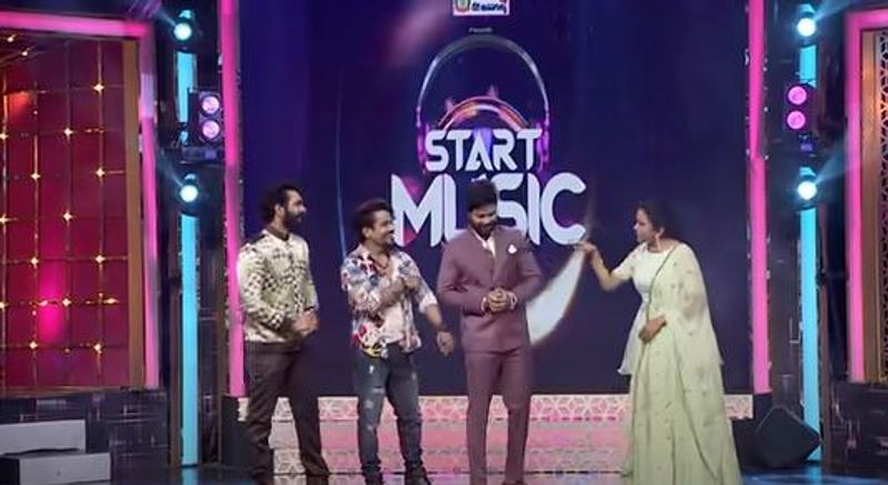 ఇదిలా ఉంటే ఇందులో ఈ కంటెస్టెంట్ చేసిన అల్లరి తెగ వైరల్ అవుతుంది. సుమ..సోహైల్ ఫేమ్ డైలాగ్ని పదే పదే రీపీట్ చేసింది. `నేను ఆడా.. నేను చెయ్యా.. `అంటూ నవ్వులు పూయించింది.