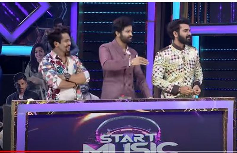 అంతేకాదు మీరు గ్లాస్లో ఏం కలుపుకుంటారని సుమ అడగ్గా `నేనైతే ప్రేమను కలుపుకుంటాన`ని అఖిల్ చెప్పడంతో సోహైల్ `ఏ కలుపూ.. కలుపూ.. `అంటే చేసిన హంగామా కామెడీనిపించింది.