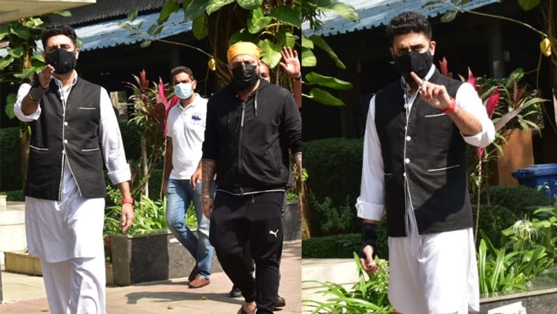 बंटी वालिया के पिता के अंतिम संस्कार में अभिषेक हर पल अपने दोस्त के साथ ही रहे। बंटी के पिता की बॉडी को एम्बुलेंस के जरिए शमशान घाट तक ले जाया गया था। 