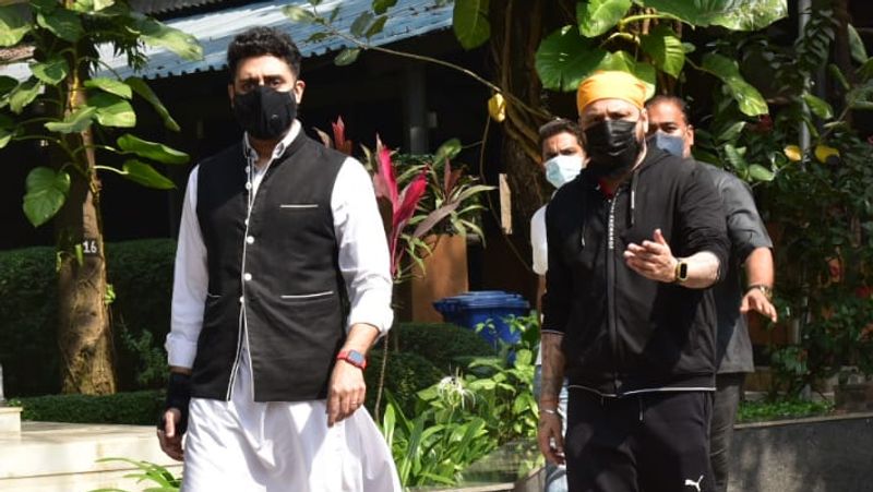 दोस्त बंटी वालिया के पिता के अंतिम संस्कार में अभिषेक व्यवस्था पर भी पूरी तरह नजर रखे हुए थे। उनके साथ बंटी वालिया भी थे।