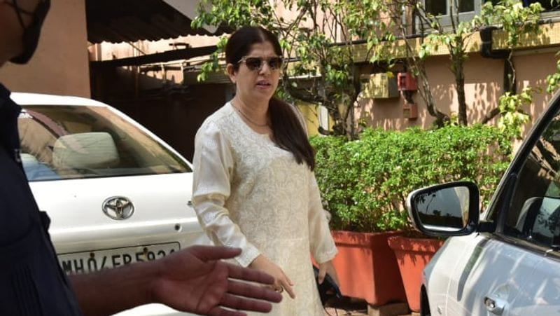 बंटी वालिया के पिता के अंतिम संस्कार में शामिल होने शबिना खान भी पहुंची। इस मौके पर उन्होंने सफेद रंग का सलवार सूट पहन रखा था। 