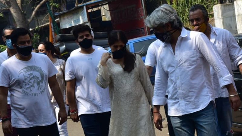 बंटी वालिया के पिता के अंतिम संस्कार में कई सेलेब्स पहुंचे। हालांकि, इंडस्ट्री से जुड़ा कोई बड़ा चेहरा यहां नजर नहीं आया।